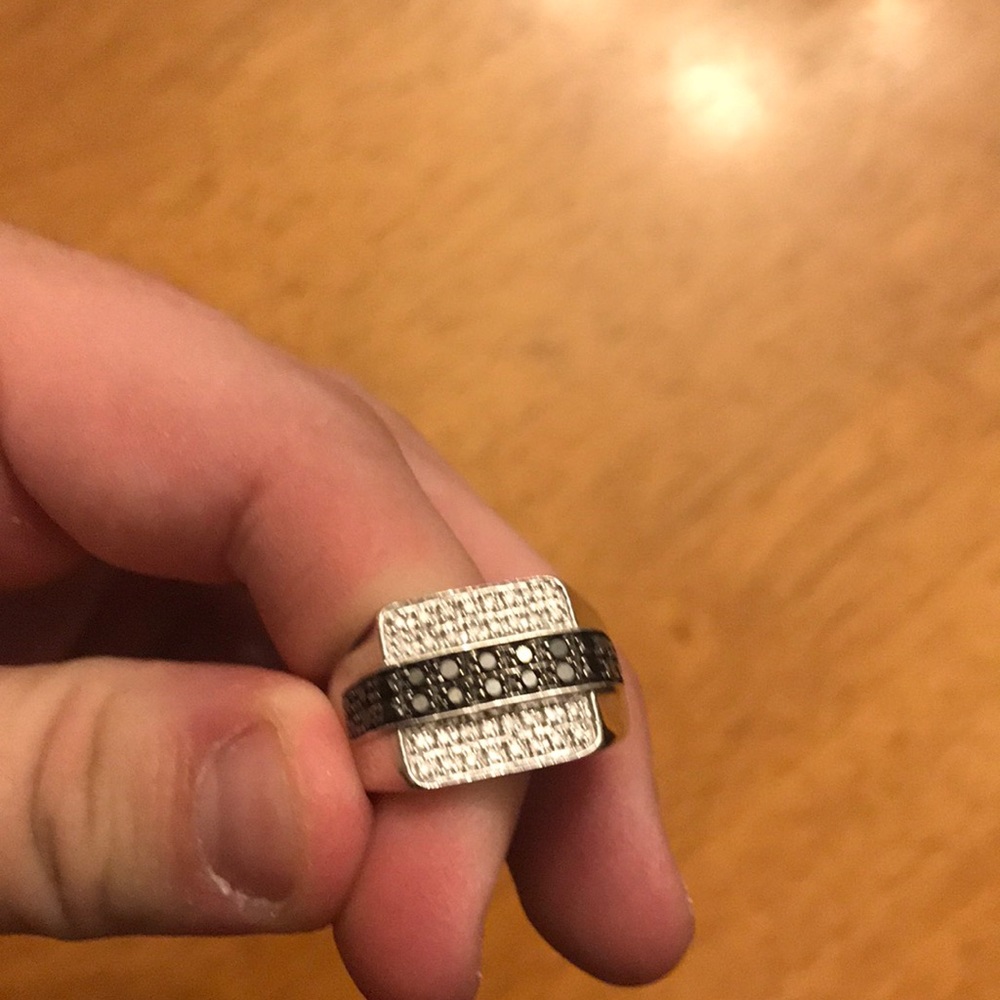 Used Men’s 3/4ct black and white diamond ring